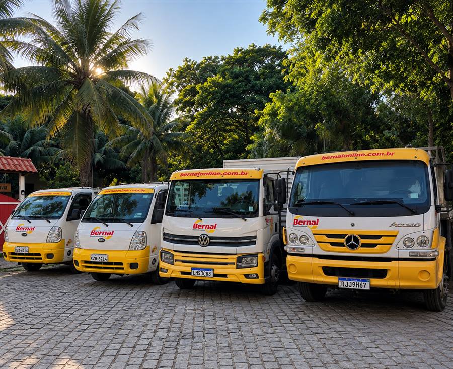 Frota de caminhões e vans de entrega da Bernal